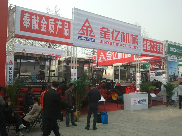 2013濰坊農(nóng)機(jī)展—%金億機(jī)械展廳搭建完工！