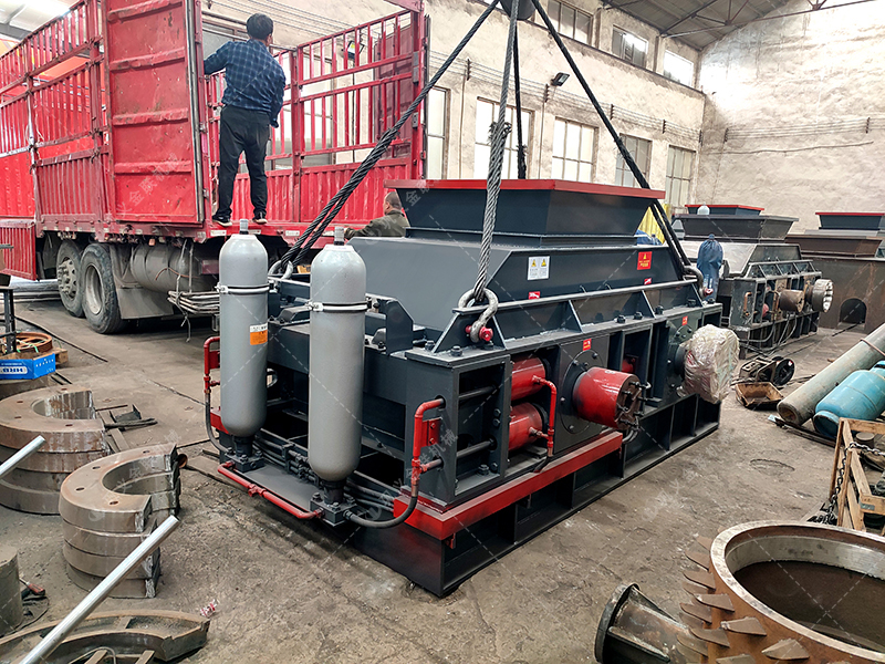 半自動(dòng)2PG1200x800型液壓對輥破碎機(jī)發(fā)往四川 半自動(dòng)2PG1200x800型液壓對輥破碎機(jī)發(fā)往四川